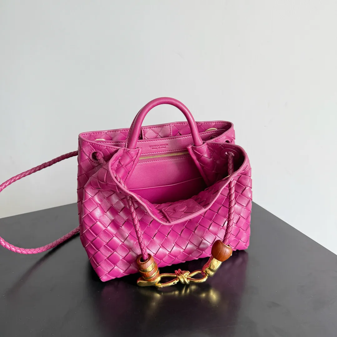 The new Andiamo batch of 3060 BV is shipped‼ ️The classic intercciato weaving process is used to create a soft bag, the metal knot is made of micro-cast aluminum using jewelry technology🪢, and the decorative beads are made of metal and hand-polished oak, allowing you to jump repeatedly between elegance and fun💃, making it unpredictable. Classic and versatile, it shows off your temperament, and the bag has a large capacity, making it very convenient for daily commuting! It has a variety of carrying methods, the shoulder straps can be adjusted by yourself, the original lambskin feels soft and delicate, and the unisex style breaks gender boundaries and brings a more practical and long-lasting use experience. The Andiamo, which has both elegant and casual styles, perfectly interprets the "fashionable old money style". Style No.: 743568+Wood Hardware Color: Berry Red Size: 25*22*10.5cm